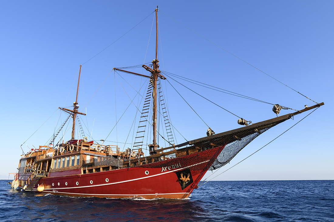 The Arenui follows the look of a Pinisi-rigged sailing ship once commonly used for most types of wooden ships that transported goods throughout Indonesia. 