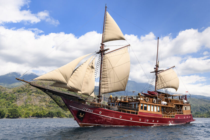 The dive yacht Arenui follows the look of a Pinisi-rigged sailing ship once commonly used for most types of wooden ships that transported goods throughout Indonesia.